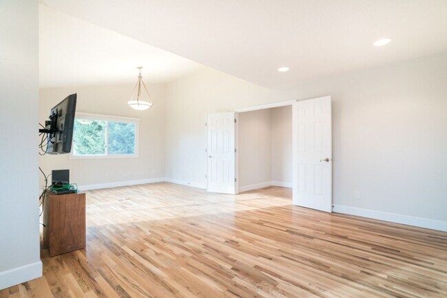 Building Photo - Escape to the Country, Spacious Contemporary in Wilsonville with Shop