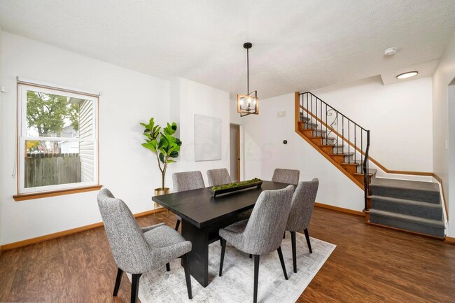 Building Photo - Elegant 3 Bed / 1.5 Bath Renovated Home in...