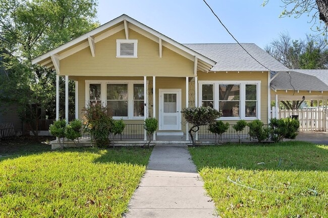 Building Photo - 603 E Losoya St