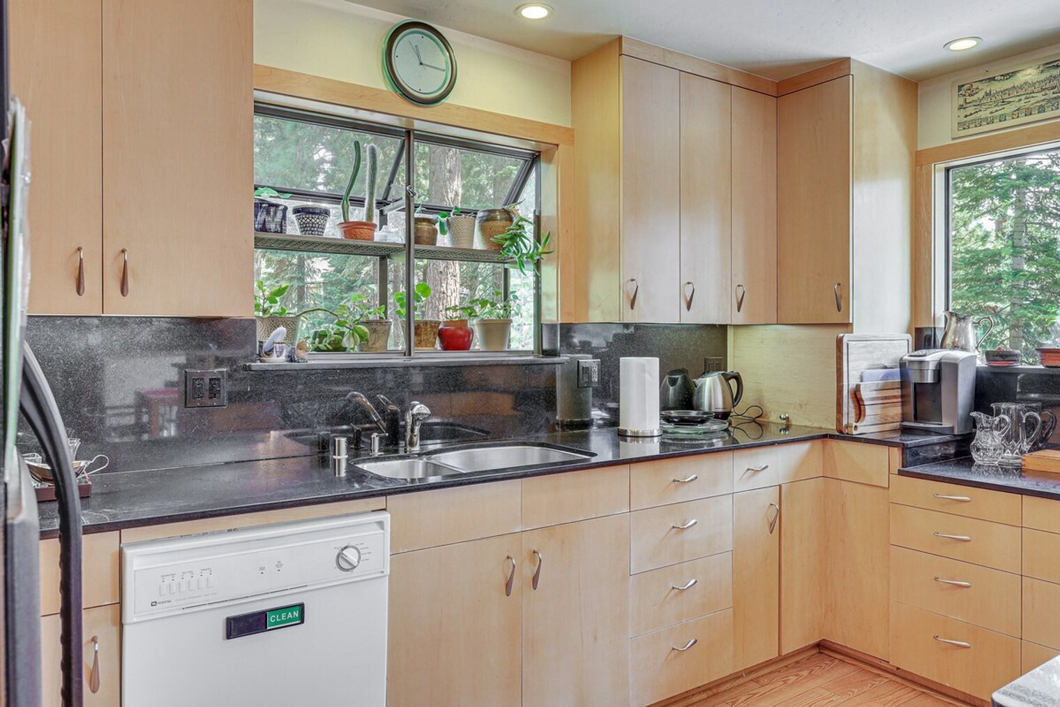 Building Photo - 320 Rim Dr