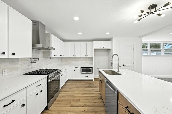 Building Photo - 815 Buckingham Pl