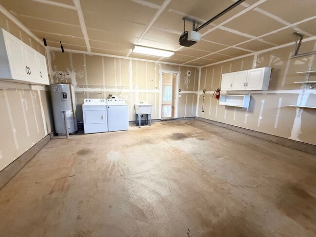 Building Photo - MOVE IN READY! One- Story, Single Family Home in Royal Kunia