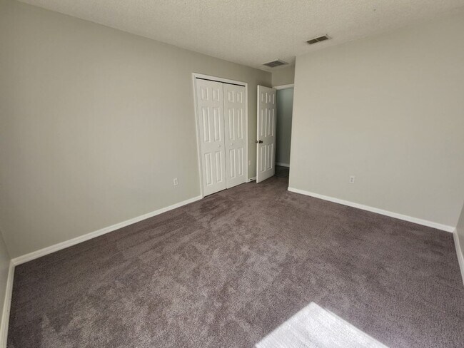 Building Photo - 4/2 Contemporary Style house