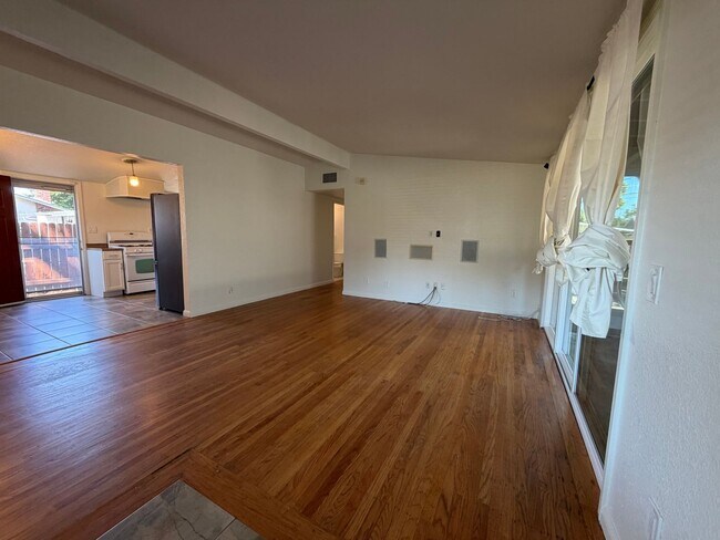 Building Photo - Adorable 3 bedroom 2 bath bungalow in Rosemont