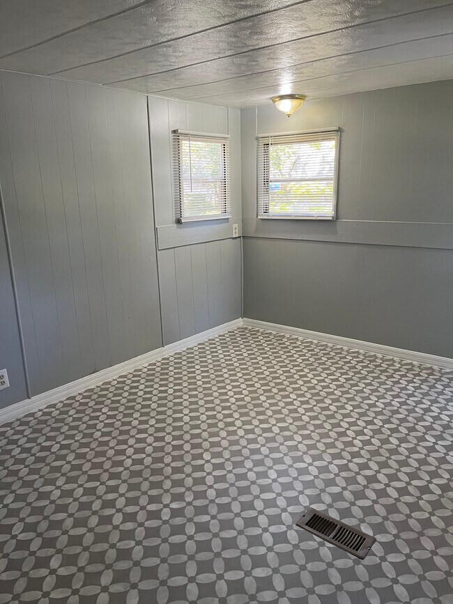 Building Photo - 9441 Teak St