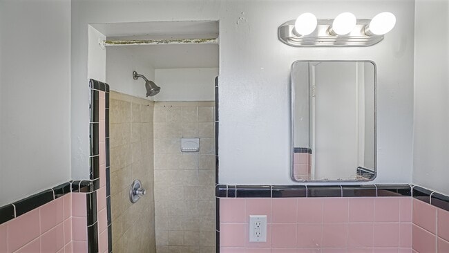Building Photo - 5518 Riviera Dr