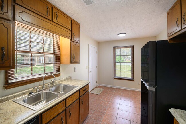 Building Photo - Magnolia Drive Duplex