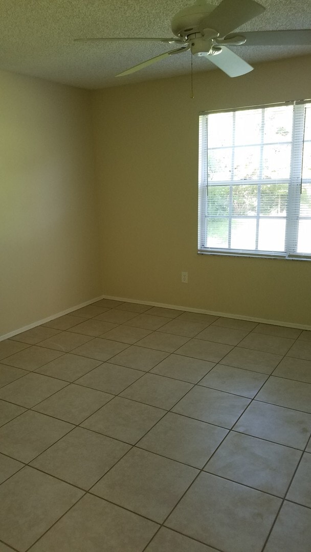 Building Photo - Nice 3 Bedroom 2 Bath home with Large Yard  Close to Jupiter Elementary