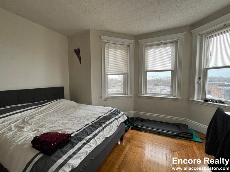 Building Photo - 126 Warren St