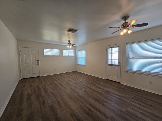 Building Photo - 107 Tarpon Ave