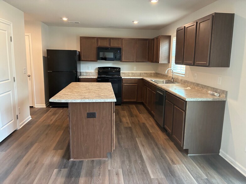 Building Photo - Room in Single Family Home on Bark Way