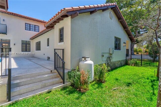 Building Photo - 519 Alhambra Cir