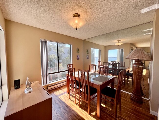 Building Photo - Large furnished one bedroom with spectacular water views