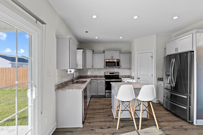 Building Photo - Large 4 bedroom in The Shores and Windpointe!