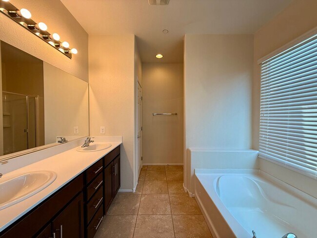 Building Photo - 3 BED 2.5 BATH 2 CAR GARAGE HOME w/ LOFT &...