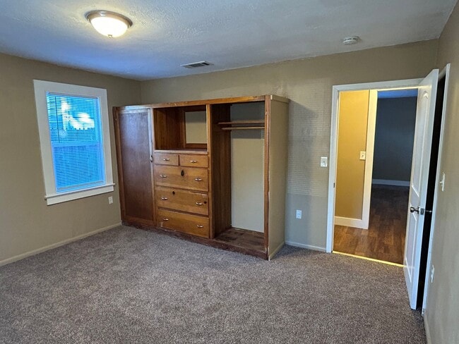 Building Photo - 4 bedroom 2 bath next to Chico State.