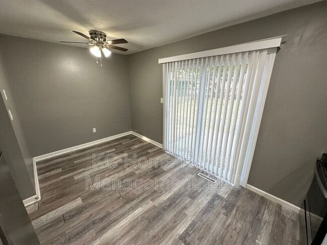Building Photo - 800 S Willow Dr
