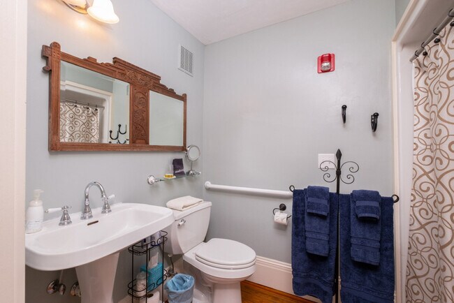 Building Photo - 221 SE 7th St