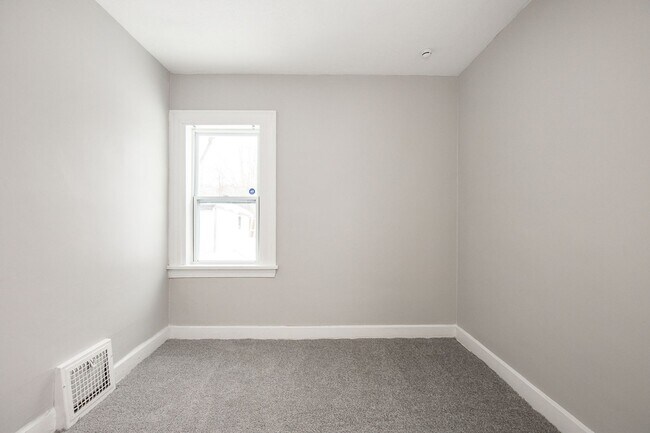 Building Photo - NEWLY RENOVATED! - 3 BED, 1.5 BATH BEAUTIFUL SINGLE- FAMILY HOME.