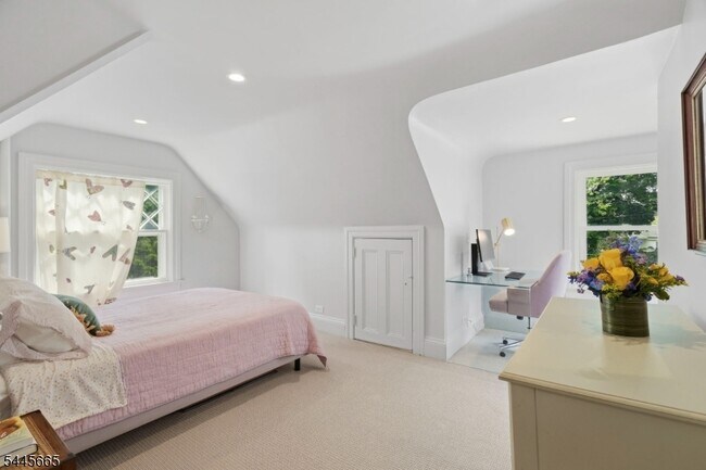 Building Photo - 40 Oakwood Ave