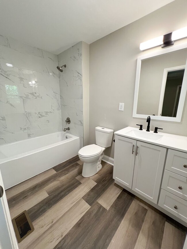 Building Photo - Renovated 2 Bed, 2 Bath Home Off Madison S...