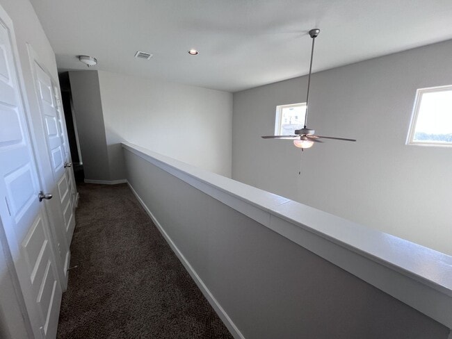 Building Photo - Beautiful Townhouse in New Braunfels!