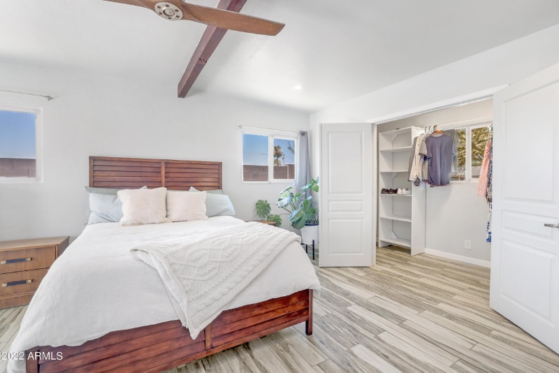 Building Photo - 1319 E Orangewood Ave