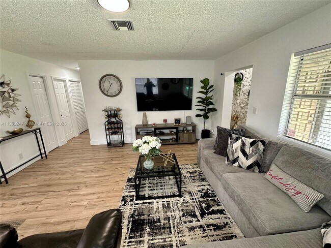 Building Photo - 6040 SW 35th St