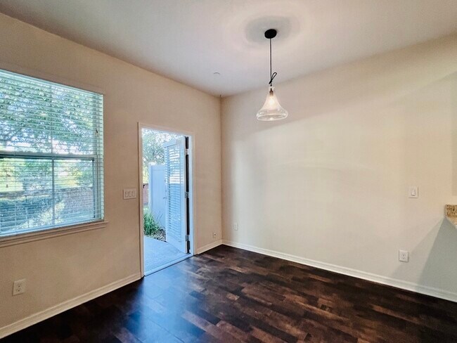 Building Photo - Gorgeous 3 bedroom, 2½ bath, 2 STORY townhome