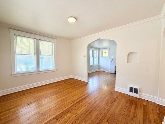 Building Photo - 5837 Hampton Ave