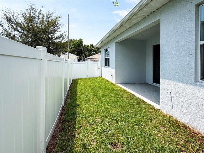 Building Photo - 2065 Paragon Cir W