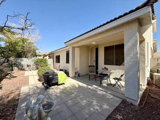 Building Photo - Charming Single-Story Townhome in Gated Southwest Community
