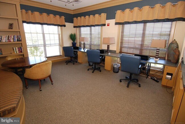 Building Photo - 4860 Eisenhower Ave