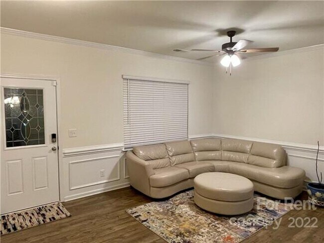 Building Photo - Captivating Single Family Home | 3 BR/2.5BA | 1-Car Covered Parking |In Highland Park