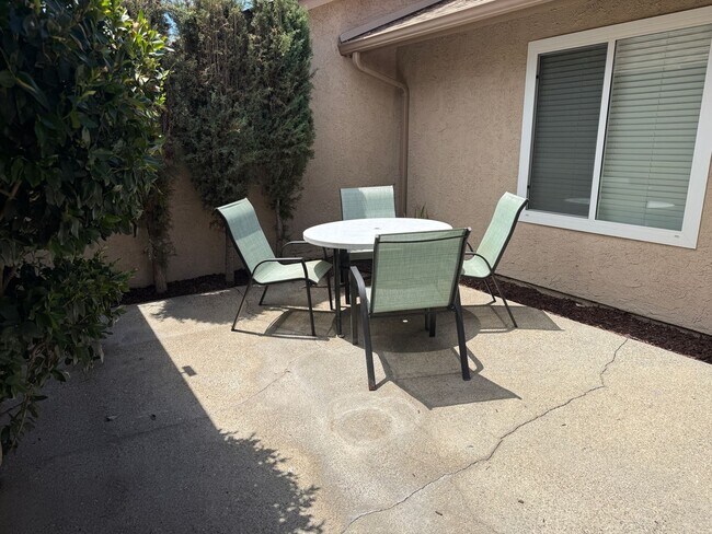Building Photo - Charming 2 Bedroom Condo for Rent in Newhall!