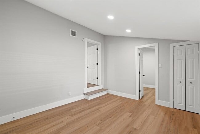 Building Photo - 915 Avenue E