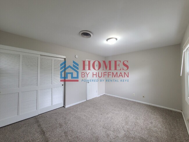 Building Photo - Two Bedroom Upstairs | Boonville