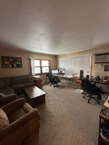 Building Photo - 413 Merriam Ave S