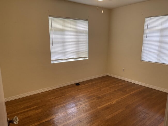 Building Photo - 1005 Murray Dr