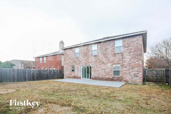 Building Photo - 5505 Camarillo Dr