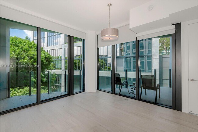 Building Photo - 2831 S Bayshore Dr