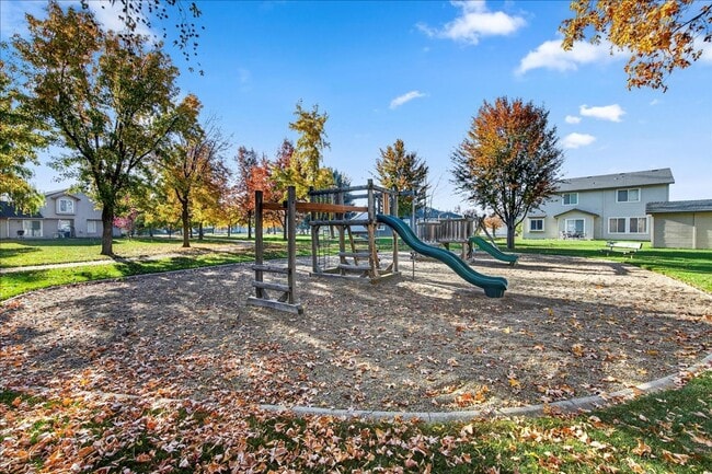 Building Photo - Comfortable & Convenient Living Near CWI and Shopping