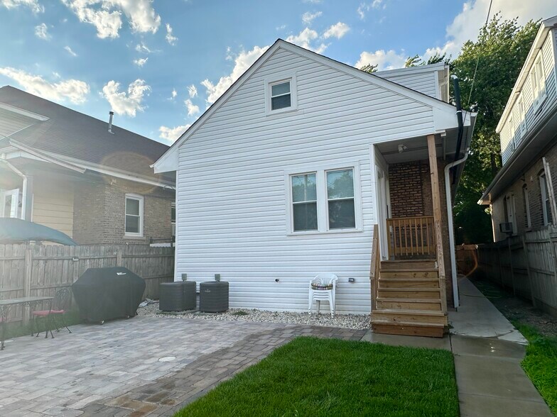 Building Photo - 4909 W Wellington Ave