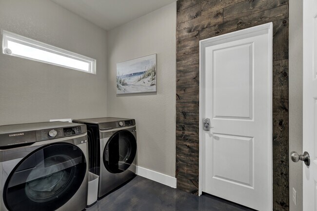 Building Photo - 108 S Thomas Cv