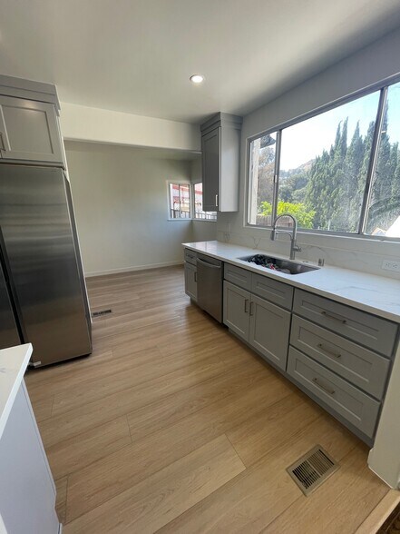 Building Photo - 3043 Hollycrest Dr