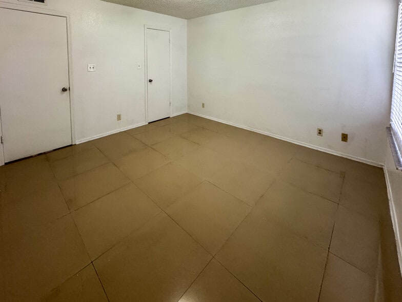 Building Photo - 2946 S University Dr