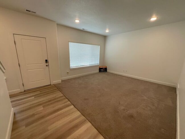 Building Photo - 4 Bedroom 3 Bath 2200 Sq ft Home 2 Car Garage.