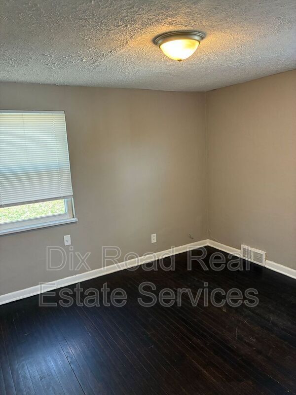 Building Photo - 3221 W Riverview Ave