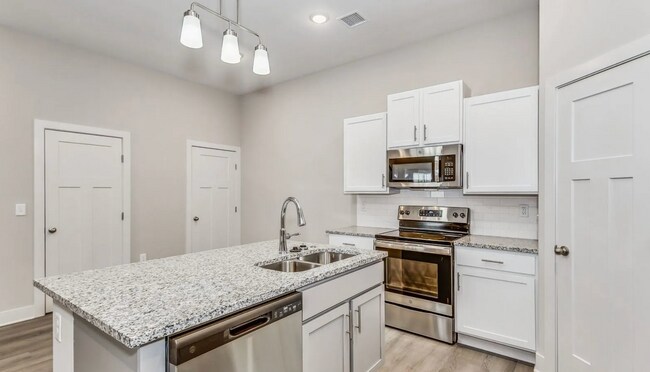 Building Photo - Don't Miss Out on this beautiful Duplex!