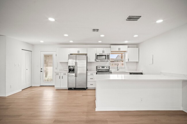 Building Photo - Fully Renovated 3 Beds 2 baths condo off M...